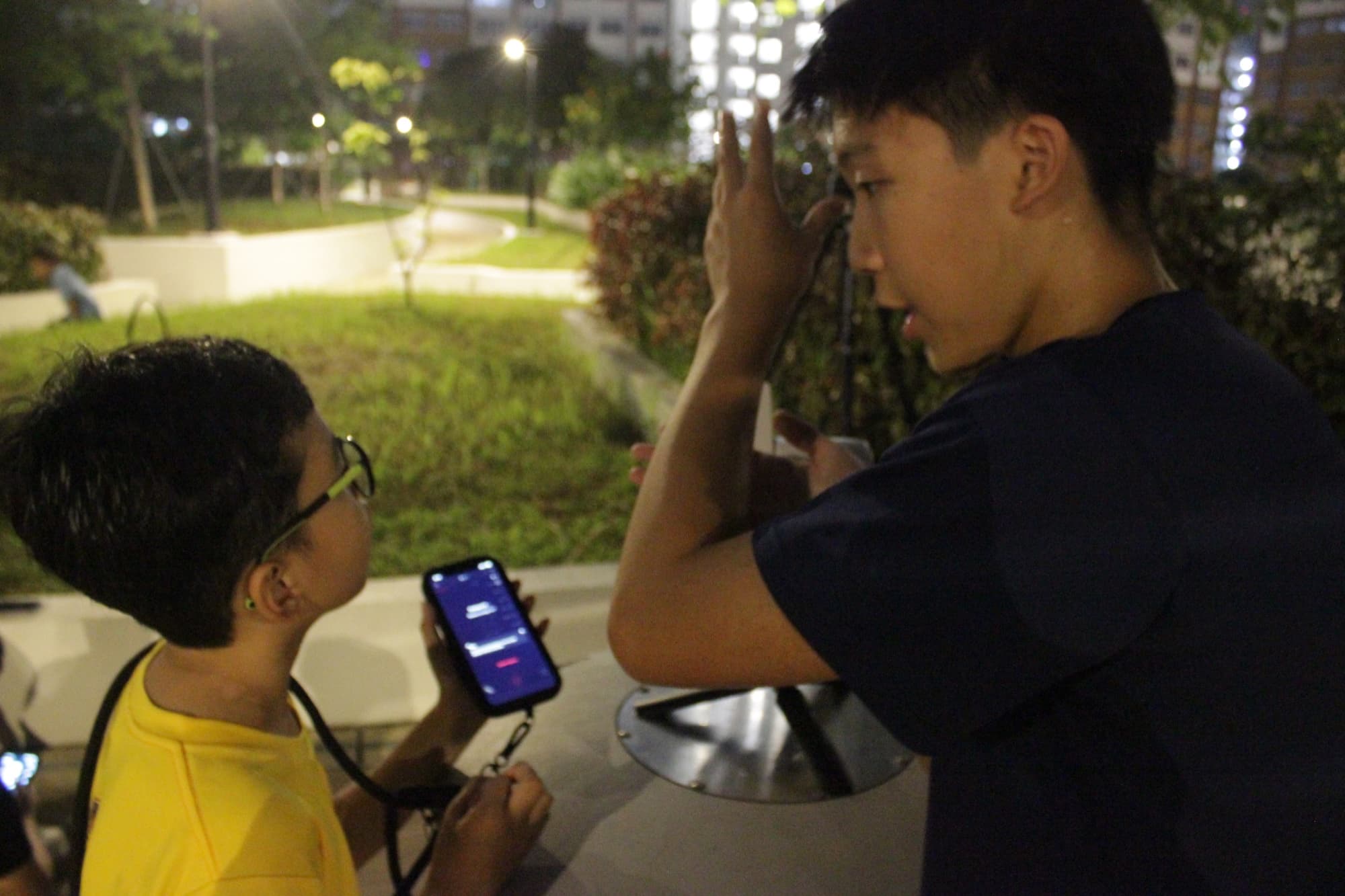 AstroYouth members using a stargazing app